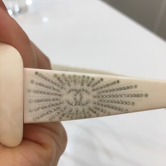 vintage Chanel sunglasses with crystals - Picture 7 of 9